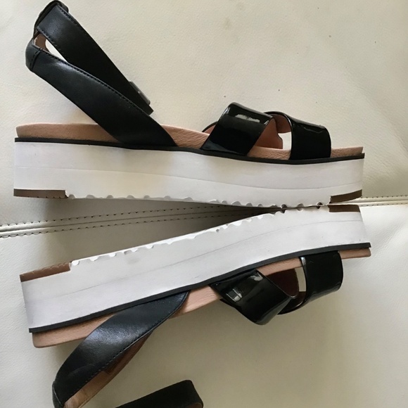 FINAL MARKDOWN! NWOB - UGG Sandals - Picture 5 of 7